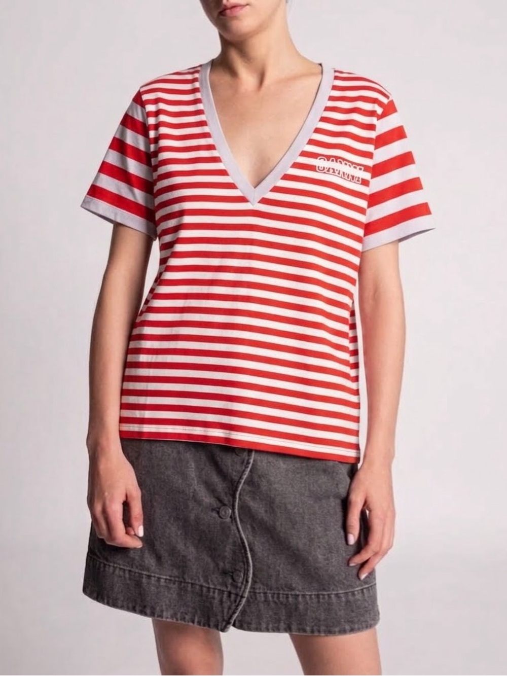 GANNI Stripe Thin Software V-Neck T-
Shirt in color red size S